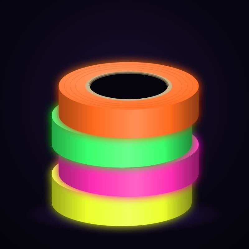 Illustration : Pack de 4 adhésifs fluo 5 cm × 25 m, sous lumière noire